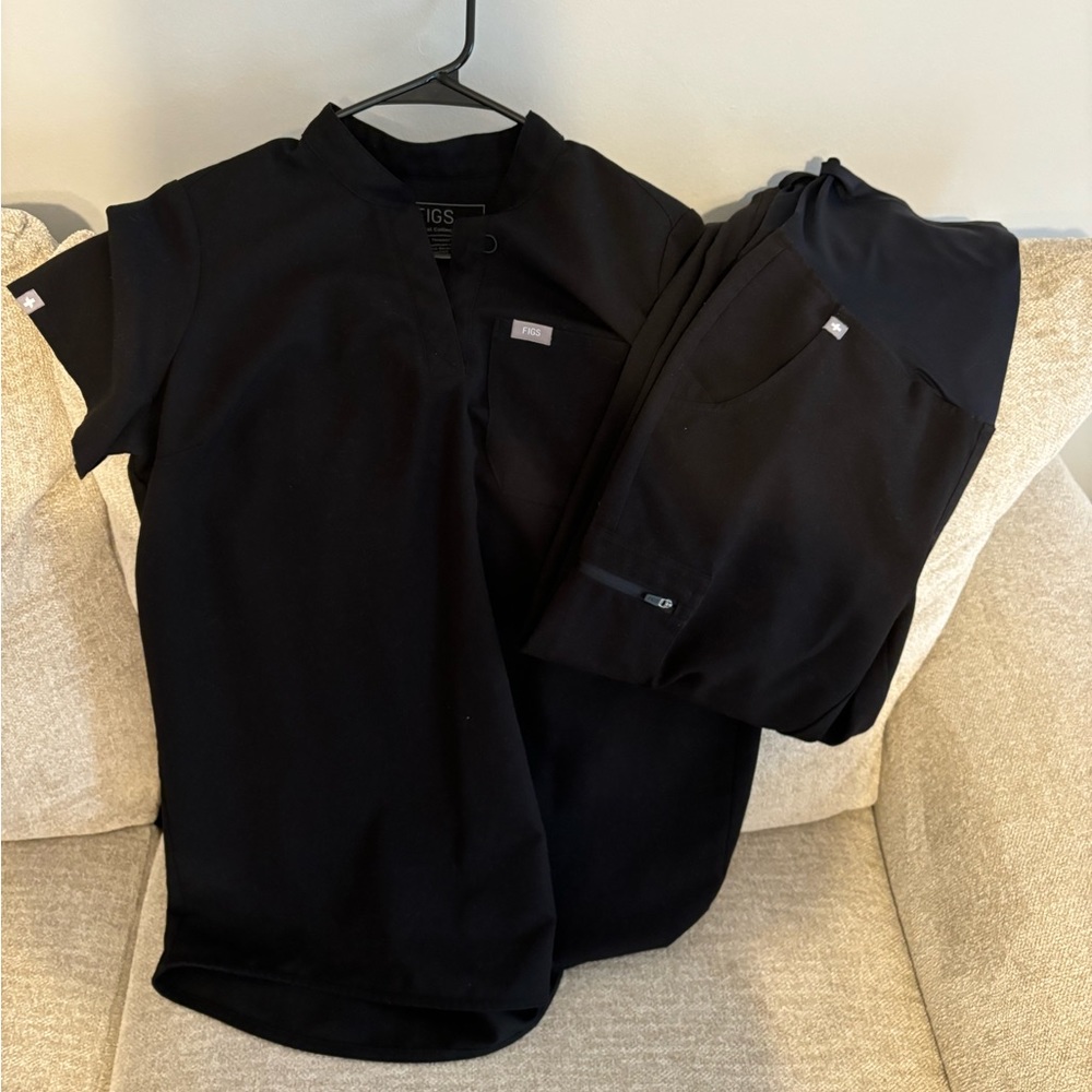 Figs maternity set with jogger style bottoms black size small